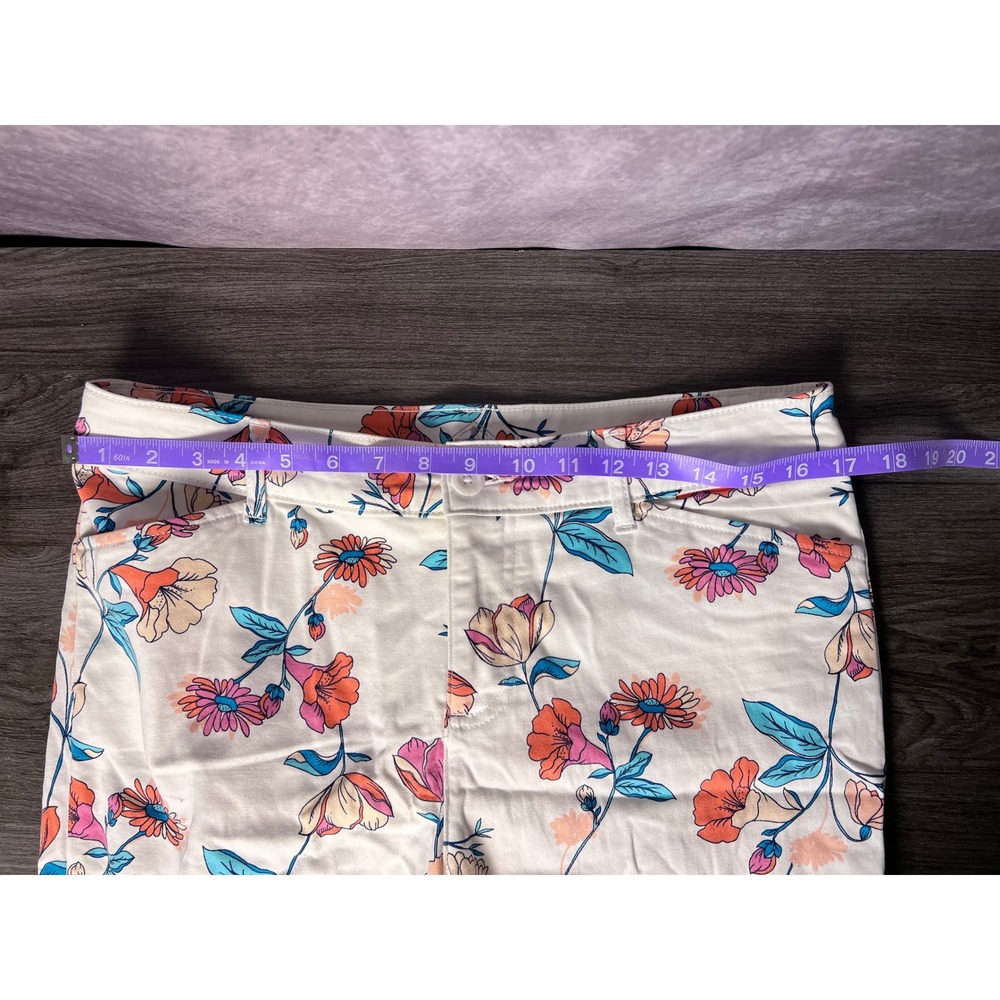 St. John's Bay Vibrant Floral Capris Blue Red White Retro Pattern Size 10 - Picture 3 of 6